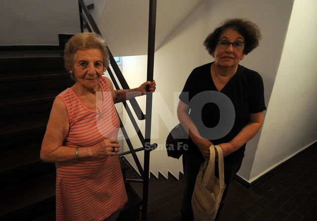 Inquilinos de un edificio reclaman por la salida de servicio de un ascensor