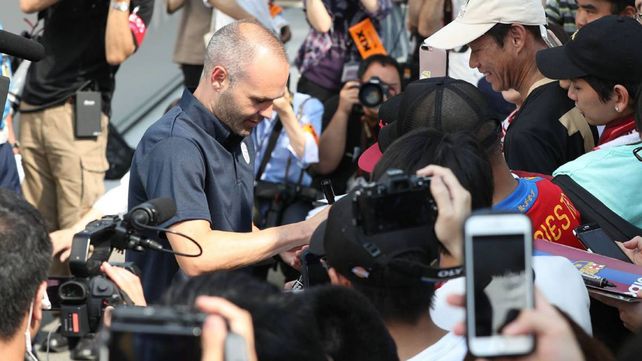 Iniesta ya entrena en su nuevo desafío