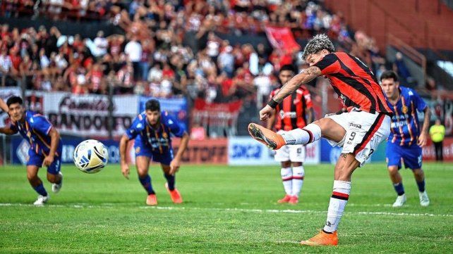 Patronato se impuso 2-0 a Colegiales y salió de la última posición.