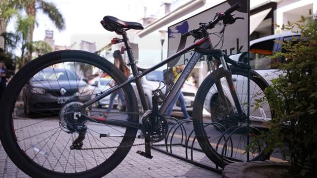 Las dueñas de un local de moda entran y sacan el bicicletero todos los días.&nbsp;Foto UNO Juan Ignacio Pereira