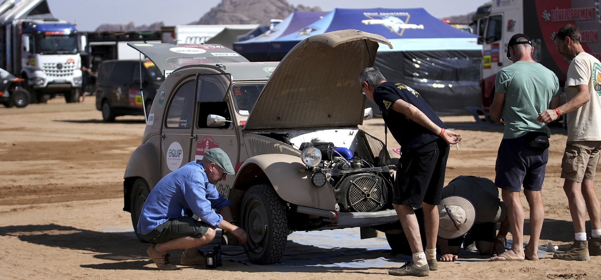 Los mecánicos preparan el Citroën 2CV de los holandeses Floris De Raadt y David Kann dos días antes del inicio del Rally Dakar en Bisha, Arabia Saudita, el miércoles 1 de enero de 2025. (Foto AP/Christophe Ena)