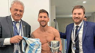 Nery Pumpido se quedó con la camiseta de Messi Messi