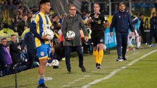 Ariel Holan domina la pelota. El técnico de Central tomó varias decisiones respecto a este encuentro ante Independiente.