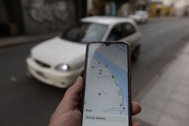 El primer paro de choferes de Uber en Rosario se siente