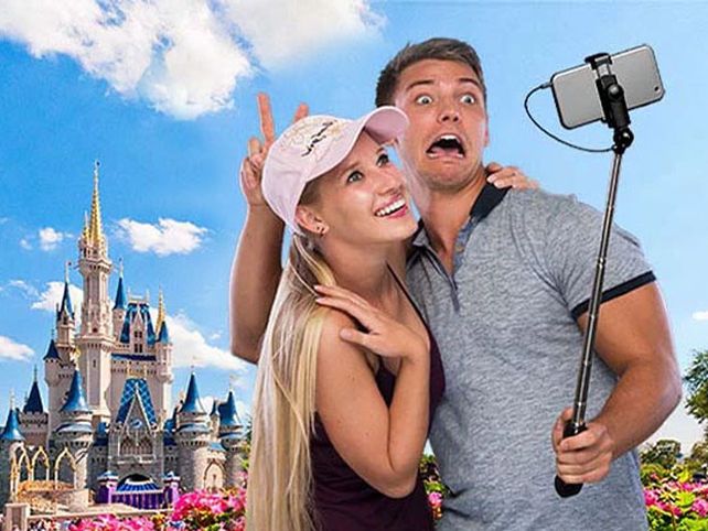 Disney prohíbe palos para selfis en sus parques en el mundo