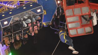 Falló un juego y estuvieron cuatro horas cabeza abajo