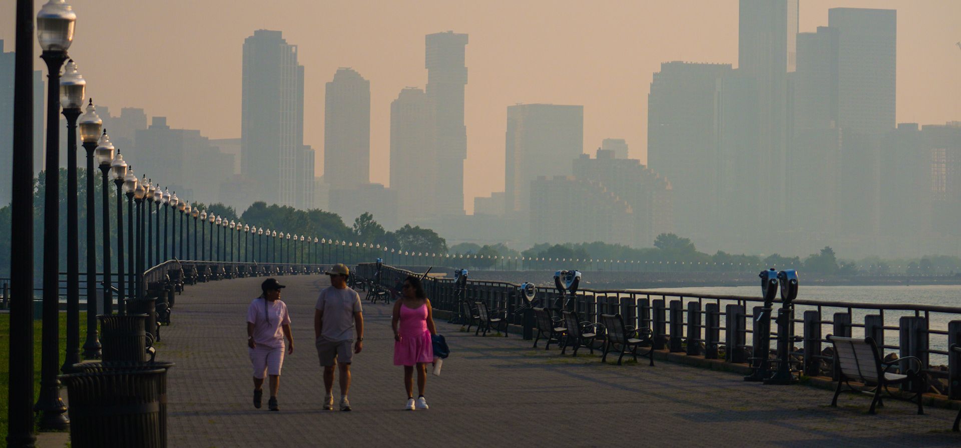 El horizonte de Jersey City se ve a través de una capa de humo de incendios forestales, en Jersey City, Nueva Jersey, el viernes 17 de julio de 2026. (Foto AP/Ryan Murphy) El horizonte de Jersey City se ve a través de una capa de humo de incendios forestales, en Jersey City, Nueva Jersey, el viernes 17 de julio de 2026. (Foto AP/Ryan Murphy)