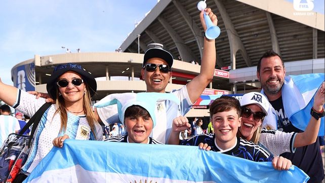 Hinchas argentinos antes de ingresar al estadio de Kansas City