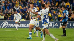 Veliz acaba de convertir de cabeza tras el centro preciso de Campaz. Fue el gol que puso en ventaja a Central.