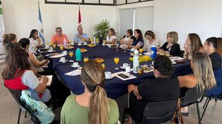 El intendente Adrián Maglia junto a autoridades escolares durante la entrega de fondos del FAE, en el marco del trabajo conjunto entre municipio y educación pública.