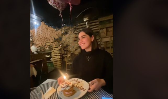 La joven junto a la torta en el dia de su cumpleaños que comenzó frustrado