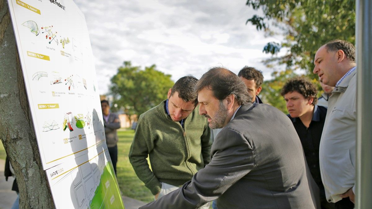 Parque Federal: el municipio instala nuevos juegos infantiles inclusivos