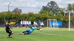 Valentín Lemos define para anotar el 1 a 0 para Leones.