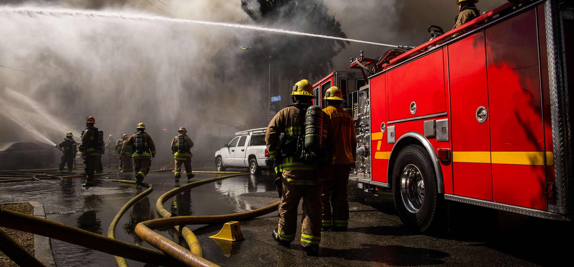 Los bomberos combaten un incendio en un edificio comercial en South Gate, California, el domingo 24 de mayo de 2026. (Foto AP/Ethan Swope) Los bomberos combaten un incendio en un edificio comercial en South Gate, California, el domingo 24 de mayo de 2026. (Foto AP/Ethan Swope)