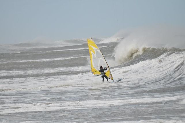Fernando encarando una ola en el mar.&nbsp;