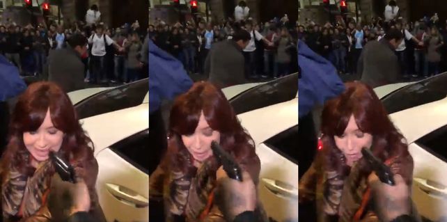 En el video posteado por Cristina Fernández de Kirchner en redes sociales se reproduce el video en el que se ve como le gatillan un arma en la cara.