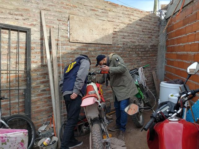 En uno de los procedimientos se encontró una moto que había sido robada.