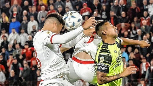 Huracán no pudo de local.