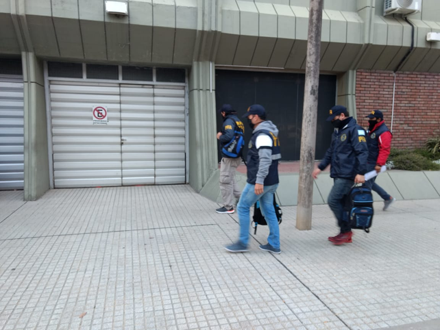 Efectivos de la Policía Federal ingresan a la sede de Vicentin.