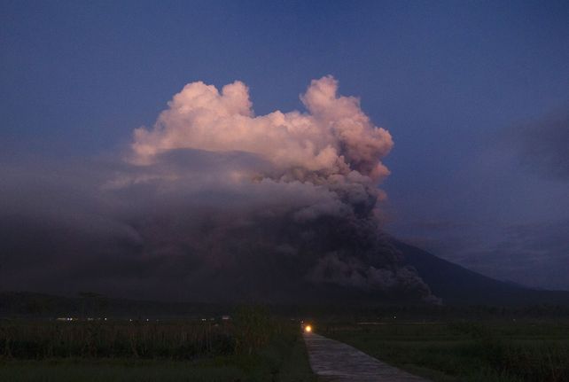 Hay alerta máxima por la erupción de un volcán en Indonesia