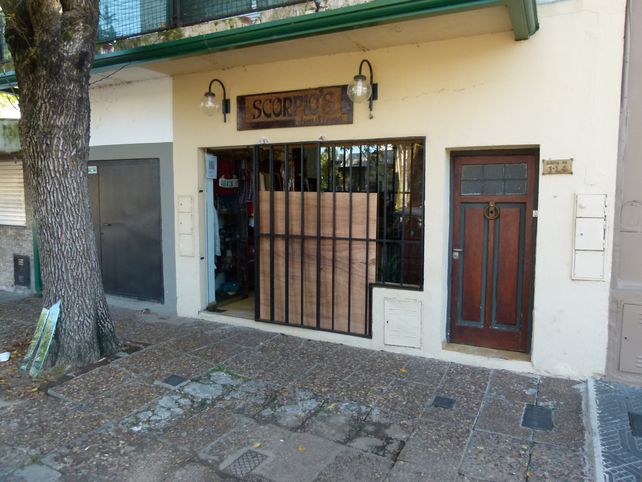 Atraparon a dos delincuentes robando dentro de un comercio en el barrio Guadalupe