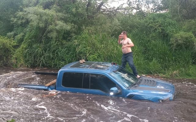 El conductor de la 4x4 fue socorrido por vecinos