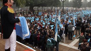 Alumnos de 4to grado juraron lealtad a la Bandera en la Plaza 25 de Mayo
