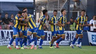 Todo Central celebra tras el gol del Gato Ávila, el que puso al Canalla arriba en el marcador ante Gimnasia.