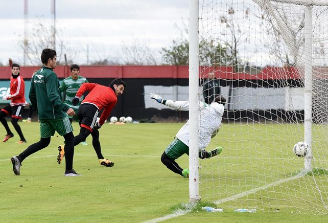 De cabeza. Ignacio Scocco ya conectó el frentazo para establecer el primer grito rojinegro en el ensayo de 70 minutos que se jugó en Bella Vista. &nbsp;