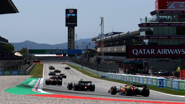 Los autos rumbo a la salida del GP de España