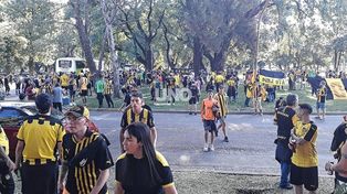 Hinchas de Peñarol de Uruguay, en la previa del partido, concentrados en inmediaciones del Parque Garay