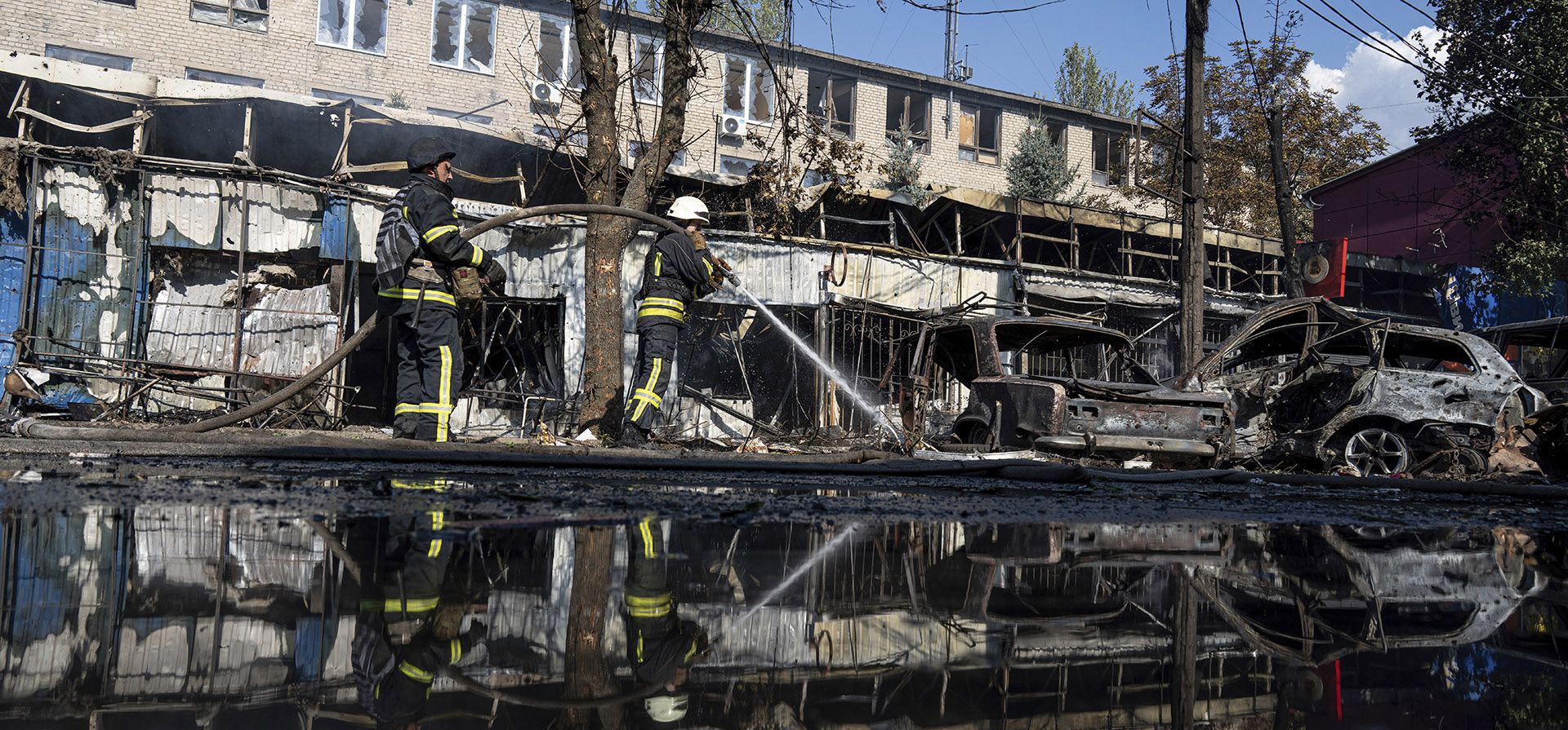 Rescatistas sofocan las llamas tras un ataque ruso con misil a un mercado en la ciudad de Kostiantynivka, Ucrania, 6 de setiembre de 2023. (AP Foto/Evgeniy Maloletka) Rescatistas sofocan las llamas tras un ataque ruso con misil a un mercado en la ciudad de Kostiantynivka, Ucrania, 6 de setiembre de 2023. (AP Foto/Evgeniy Maloletka)