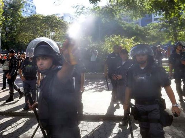 Suspendieron a cuatro policías brasileños por golpear a periodistas