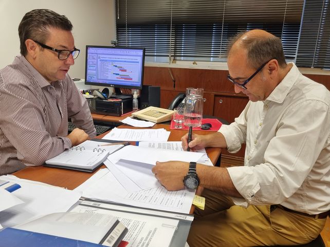 Aporte. El jefe comunal Carlos Pighín firmó el convenio por 35 millones.