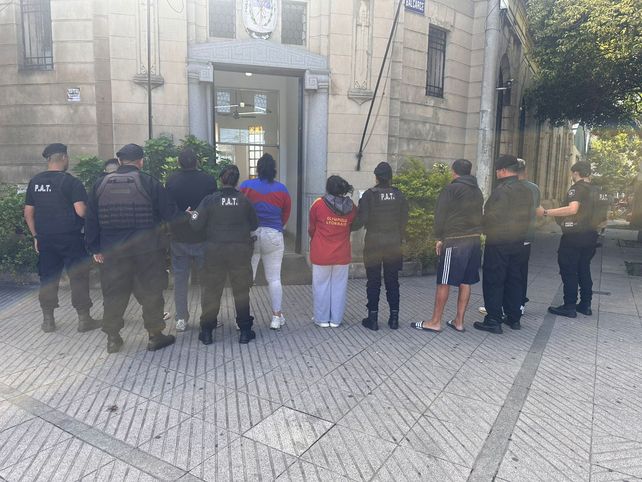 Tiros y tensión en barrio Barranquitas: seis aprehendidos y secuestran una pistola 9 mm