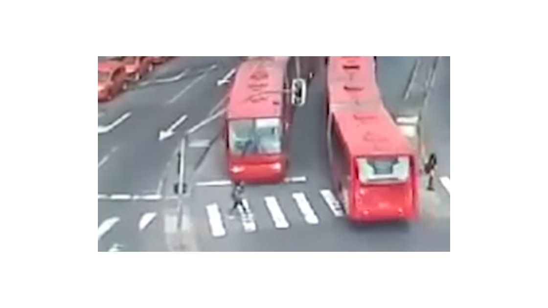 Cruzó la calle sin mirar hacia los dos lados y sufrió las consecuencias
