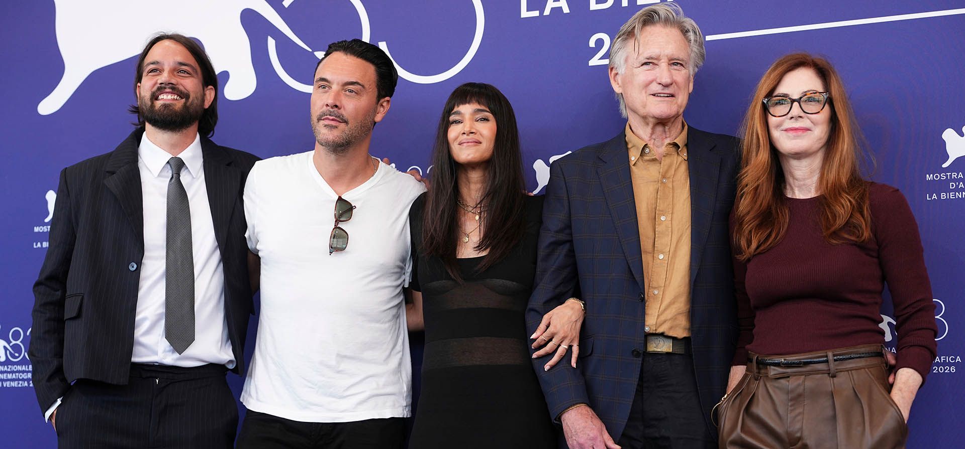 Daniel Zovatto, Jack Huston, Sofia Boutella, Bill Pullman y Dana Delany posan para los fotógrafos en la sesión fotográfica de la película "Fundamentos de la filosofía" durante la 83.ª edición del Festival de Cine de Venecia, en Venecia, Italia, el viernes 4 de septiembre de 2026. (Foto de Scott A Garfitt/Invision/AP)