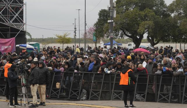 El público comenzó a llegar al Monumento para la ceremonia de apertura de los Juegos Suramericanos.