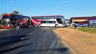 Vuelve el reclamo de transportistas de turismo: cortan la autopista