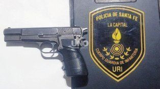 B° Centenario: apresaron en una plaza a un menor de 14 años con un arma de guerra sin el cargador y sin balas