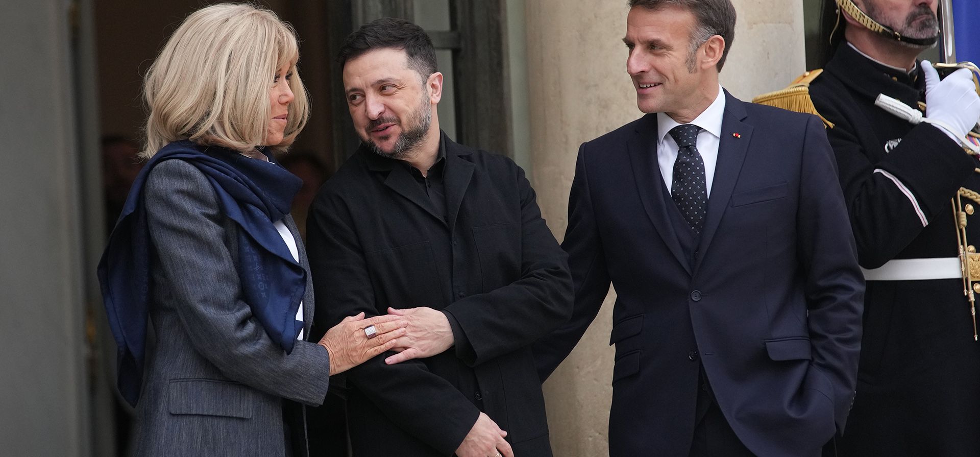 El presidente francés, Emmanuel Macron (derecha), su esposa, Brigitte Macron (izquierda), y el presidente ucraniano, Volodymyr Zelenskyy (centro), esperan la llegada de la esposa de Zelenskyy, Olena Zelenska, al Palacio del Elíseo, en París, el lunes 1 de diciembre de 2025. (Foto AP/Christophe Ena) El presidente francés, Emmanuel Macron (derecha), su esposa, Brigitte Macron (izquierda), y el presidente ucraniano, Volodymyr Zelenskyy (centro), esperan la llegada de la esposa de Zelenskyy, Olena Zelenska, al Palacio del Elíseo, en París, el lunes 1 de diciembre de 2025. (Foto AP/Christophe Ena)