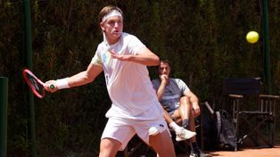 Luciano Ambrogi debió dar una dura batalla para pasar a los cuartos de final del torneo ITF M15 de GER.