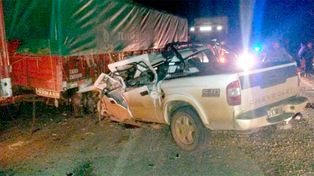 Un hombre murió tras el choque frontal de un camión y una camioneta