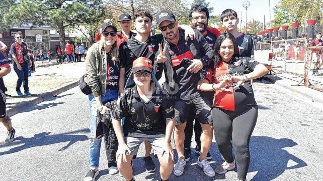 Los hinchas de Colón le pusieron color a un nuevo Clásico