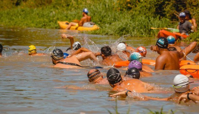 Una buena cantidad de deportistas participaron en la primera etapa del circuito costero de aguas abiertas.