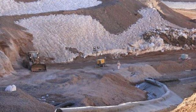 Arreglos. La minera Barrick levantó un terraplén en la zona del vertido.