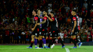 El Colo Ramírez grita con todo su gol, junto a los compañeros. Newells superó a Tigre por 1 a 0 y volvió al triunfo tras cuatro fechas.