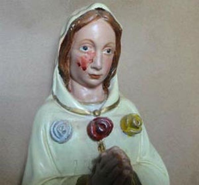 Centeno conmovida porque otra imagen de la Rosa Mística llora lágrimas de sangre