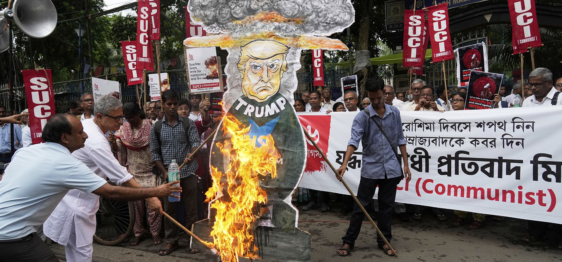 Un líder del Centro de Unidad Socialista de la India (Comunista) prende fuego a una efigie del presidente estadounidense Donald Trump mientras protestan contra el imperialismo estadounidense para conmemorar el 80º aniversario del bombardeo atómico de Hiroshima durante la Segunda Guerra Mundial, en Calcuta, India, el miércoles 6 de agosto de 2025. (Foto AP/Bikas Das) Un líder del Centro de Unidad Socialista de la India (Comunista) prende fuego a una efigie del presidente estadounidense Donald Trump mientras protestan contra el imperialismo estadounidense para conmemorar el 80º aniversario del bombardeo atómico de Hiroshima durante la Segunda Guerra Mundial, en Calcuta, India, el miércoles 6 de agosto de 2025. (Foto AP/Bikas Das)