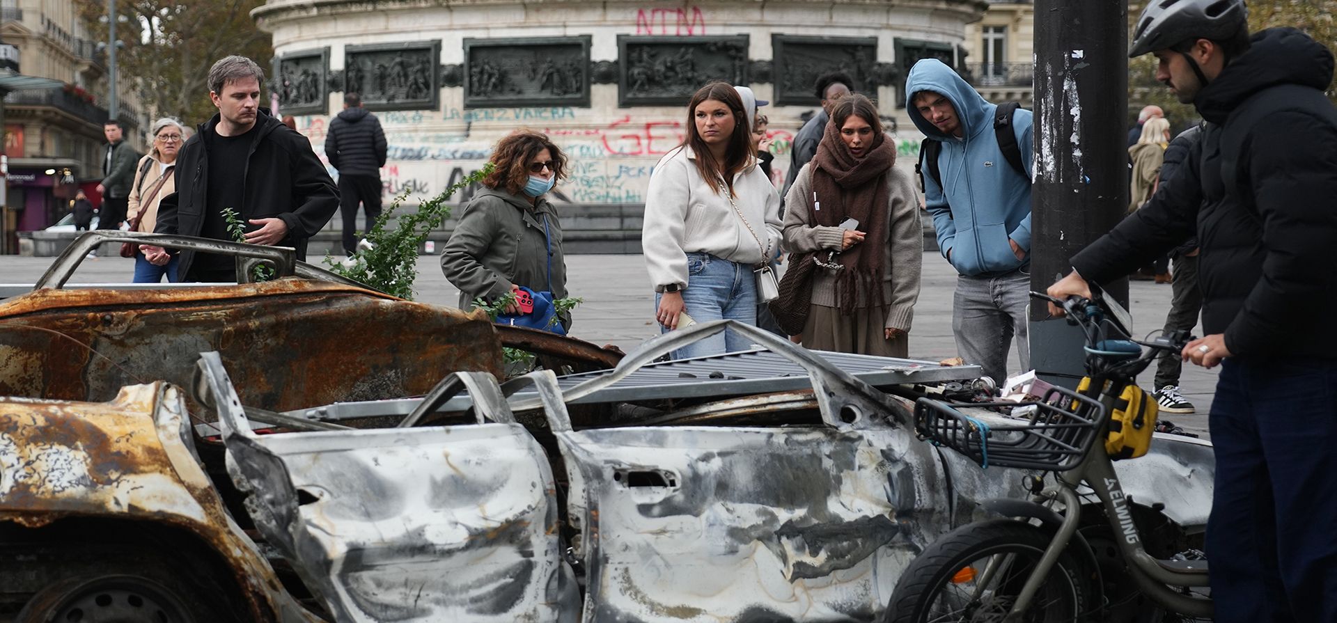 Personas observan un vehículo calcinado tras una noche tranquila —bajo toque de queda— el lunes; se trata de la primera noche de calma desde que las protestas del fin de semana por el costo de la vida derivaron en disturbios y saqueos en toda Francia. París, martes 20 de octubre de 2026. (Foto AP/Christophe Ena) Personas observan un vehículo calcinado tras una noche tranquila —bajo toque de queda— el lunes; se trata de la primera noche de calma desde que las protestas del fin de semana por el costo de la vida derivaron en disturbios y saqueos en toda Francia. París, martes 20 de octubre de 2026. (Foto AP/Christophe Ena)